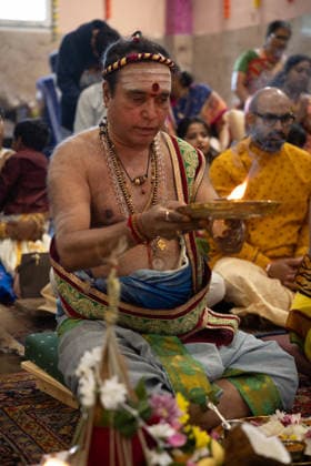 Der Sri Ganesha Hindu-Tempel in Berlin-Neukoelln (Foto vom 04.06.2026). Mehr als 20 Jahre nach den ersten Planungen wird jetzt in Berlin ein Hindu-Tempel eroeffnet. Dazu sind vom 3. bis 7. Juni mehrere Rituale geplant (Foto). Die festliche Einweihung des Tempels an der Hasenheide ist fuer Sonntag den 7. Juni geplant. Der Sri Ganesha Hindu Temple ist nach dem elefantenkoepfigen Hindu-Gott Ganesha benannt. Die Fassade des sogenannten Koenigsturms zieren 219 bunte Skulpturen. Hinter dem sechs Meter hohe Eingangsportal schliesst sich die Tempelhalle an. Darin befinden sich der Hauptaltar fuer Sri Ganesha sowie mehrere Nebenaltaere unter anderem fuer Shiva, Vishnu und Durga, jeweils bewacht von imposanten Waechterfiguren. Die Tempelhalle ziert Copyright: epd-bild HansxScherhaufer HSR69448