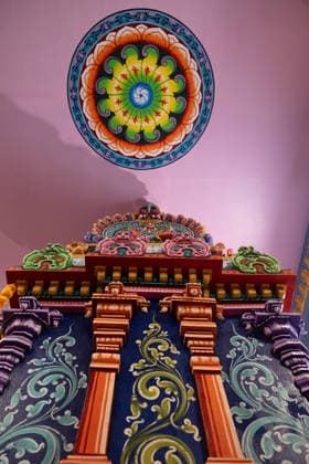 Der Sri Ganesha Hindu-Tempel in Berlin-Neukoelln (Foto vom 04.06.2026). Mehr als 20 Jahre nach den ersten Planungen wird jetzt in Berlin ein Hindu-Tempel eroeffnet. Dazu sind vom 3. bis 7. Juni mehrere Rituale geplant. Die festliche Einweihung des Tempels an der Hasenheide ist fuer Sonntag den 7. Juni geplant. Der Sri Ganesha Hindu Temple ist nach dem elefantenkoepfigen Hindu-Gott Ganesha benannt. Die Fassade des sogenannten Koenigsturms zieren 219 bunte Skulpturen. Hinter dem sechs Meter hohe Eingangsportal schliesst sich die Tempelhalle an. Darin befinden sich der Hauptaltar fuer Sri Ganesha sowie mehrere Nebenaltaere unter anderem fuer Shiva, Vishnu und Durga, jeweils bewacht von imposanten Waechterfiguren. Die Tempelhalle ziert ein se Copyright: epd-bild HansxScherhaufer HSR69463