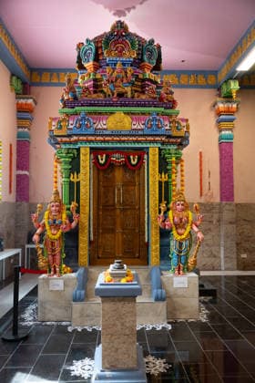 Der Sri Ganesha Hindu-Tempel in Berlin-Neukoelln (Foto vom 04.06.2026). Mehr als 20 Jahre nach den ersten Planungen wird jetzt in Berlin ein Hindu-Tempel eroeffnet. Dazu sind vom 3. bis 7. Juni mehrere Rituale geplant. Die festliche Einweihung des Tempels an der Hasenheide ist fuer Sonntag den 7. Juni geplant. Der Sri Ganesha Hindu Temple ist nach dem elefantenkoepfigen Hindu-Gott Ganesha benannt. Die Fassade des sogenannten Koenigsturms zieren 219 bunte Skulpturen. Hinter dem sechs Meter hohe Eingangsportal schliesst sich die Tempelhalle an. Darin befinden sich der Hauptaltar fuer Sri Ganesha sowie mehrere Nebenaltaere unter anderem fuer Shiva, Vishnu und Durga, jeweils bewacht von imposanten Waechterfiguren. Die Tempelhalle ziert ein se Copyright: epd-bild HansxScherhaufer HSR69466