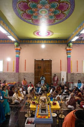 Der Sri Ganesha Hindu-Tempel in Berlin-Neukoelln (Foto vom 04.06.2026). Mehr als 20 Jahre nach den ersten Planungen wird jetzt in Berlin ein Hindu-Tempel eroeffnet. Dazu sind vom 3. bis 7. Juni mehrere Rituale geplant (Foto). Die festliche Einweihung des Tempels an der Hasenheide ist fuer Sonntag den 7. Juni geplant. Der Sri Ganesha Hindu Temple ist nach dem elefantenkoepfigen Hindu-Gott Ganesha benannt. Die Fassade des sogenannten Koenigsturms zieren 219 bunte Skulpturen. Hinter dem sechs Meter hohe Eingangsportal schliesst sich die Tempelhalle an. Darin befinden sich der Hauptaltar fuer Sri Ganesha sowie mehrere Nebenaltaere unter anderem fuer Shiva, Vishnu und Durga, jeweils bewacht von imposanten Waechterfiguren. Die Tempelhalle ziert Copyright: epd-bild HansxScherhaufer HSR69471