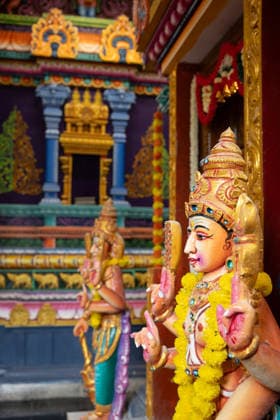 Der Sri Ganesha Hindu-Tempel in Berlin-Neukoelln (Foto vom 04.06.2026). Mehr als 20 Jahre nach den ersten Planungen wird jetzt in Berlin ein Hindu-Tempel eroeffnet. Dazu sind vom 3. bis 7. Juni mehrere Rituale geplant. Die festliche Einweihung des Tempels an der Hasenheide ist fuer Sonntag den 7. Juni geplant. Der Sri Ganesha Hindu Temple ist nach dem elefantenkoepfigen Hindu-Gott Ganesha benannt. Die Fassade des sogenannten Koenigsturms zieren 219 bunte Skulpturen. Hinter dem sechs Meter hohe Eingangsportal schliesst sich die Tempelhalle an. Darin befinden sich der Hauptaltar fuer Sri Ganesha sowie mehrere Nebenaltaere unter anderem fuer Shiva, Vishnu und Durga, jeweils bewacht von imposanten Waechterfiguren. Die Tempelhalle ziert ein se Copyright: epd-bild HansxScherhaufer HSR69475