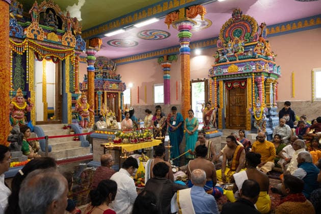 Der Sri Ganesha Hindu-Tempel in Berlin-Neukoelln (Foto vom 04.06.2026). Mehr als 20 Jahre nach den ersten Planungen wird jetzt in Berlin ein Hindu-Tempel eroeffnet. Dazu sind vom 3. bis 7. Juni mehrere Rituale geplant (Foto). Die festliche Einweihung des Tempels an der Hasenheide ist fuer Sonntag den 7. Juni geplant. Der Sri Ganesha Hindu Temple ist nach dem elefantenkoepfigen Hindu-Gott Ganesha benannt. Die Fassade des sogenannten Koenigsturms zieren 219 bunte Skulpturen. Hinter dem sechs Meter hohe Eingangsportal schliesst sich die Tempelhalle an. Darin befinden sich der Hauptaltar fuer Sri Ganesha sowie mehrere Nebenaltaere unter anderem fuer Shiva, Vishnu und Durga, jeweils bewacht von imposanten Waechterfiguren. Die Tempelhalle ziert Copyright: epd-bild HansxScherhaufer HSR69477