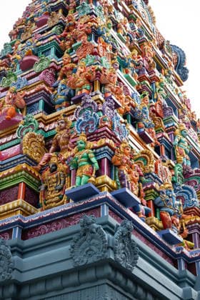 Der Sri Ganesha Hindu-Tempel in Berlin-Neukoelln (Foto vom 04.06.2026). Mehr als 20 Jahre nach den ersten Planungen wird jetzt in Berlin ein Hindu-Tempel eroeffnet. Dazu sind vom 3. bis 7. Juni mehrere Rituale geplant. Die festliche Einweihung des Tempels an der Hasenheide ist fuer Sonntag den 7. Juni geplant. Der Sri Ganesha Hindu Temple ist nach dem elefantenkoepfigen Hindu-Gott Ganesha benannt. Die Fassade des sogenannten Koenigsturms zieren 219 bunte Skulpturen. Hinter dem sechs Meter hohe Eingangsportal schliesst sich die Tempelhalle an. Darin befinden sich der Hauptaltar fuer Sri Ganesha sowie mehrere Nebenaltaere unter anderem fuer Shiva, Vishnu und Durga, jeweils bewacht von imposanten Waechterfiguren. Die Tempelhalle ziert ein se Copyright: epd-bild HansxScherhaufer HSR69488