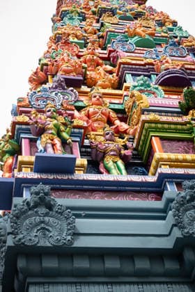 Der Sri Ganesha Hindu-Tempel in Berlin-Neukoelln (Foto vom 04.06.2026). Mehr als 20 Jahre nach den ersten Planungen wird jetzt in Berlin ein Hindu-Tempel eroeffnet. Dazu sind vom 3. bis 7. Juni mehrere Rituale geplant. Die festliche Einweihung des Tempels an der Hasenheide ist fuer Sonntag den 7. Juni geplant. Der Sri Ganesha Hindu Temple ist nach dem elefantenkoepfigen Hindu-Gott Ganesha benannt. Die Fassade des sogenannten Koenigsturms zieren 219 bunte Skulpturen. Hinter dem sechs Meter hohe Eingangsportal schliesst sich die Tempelhalle an. Darin befinden sich der Hauptaltar fuer Sri Ganesha sowie mehrere Nebenaltaere unter anderem fuer Shiva, Vishnu und Durga, jeweils bewacht von imposanten Waechterfiguren. Die Tempelhalle ziert ein se Copyright: epd-bild HansxScherhaufer HSR69505