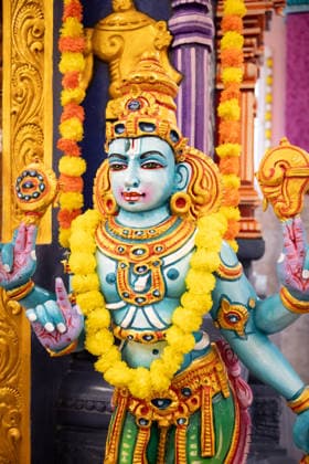 Der Sri Ganesha Hindu-Tempel in Berlin-Neukoelln (Foto vom 04.06.2026). Mehr als 20 Jahre nach den ersten Planungen wird jetzt in Berlin ein Hindu-Tempel eroeffnet. Dazu sind vom 3. bis 7. Juni mehrere Rituale geplant. Die festliche Einweihung des Tempels an der Hasenheide ist fuer Sonntag den 7. Juni geplant. Der Sri Ganesha Hindu Temple ist nach dem elefantenkoepfigen Hindu-Gott Ganesha benannt. Die Fassade des sogenannten Koenigsturms zieren 219 bunte Skulpturen. Hinter dem sechs Meter hohe Eingangsportal schliesst sich die Tempelhalle an. Darin befinden sich der Hauptaltar fuer Sri Ganesha sowie mehrere Nebenaltaere unter anderem fuer Shiva, Vishnu und Durga, jeweils bewacht von imposanten Waechterfiguren. Die Tempelhalle ziert ein se Copyright: epd-bild HansxScherhaufer HSR69426