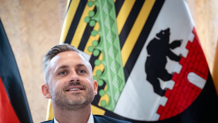 Ulrich Siegmund, Spitzenkandidat zur bevorstehenden Landtagswahl während der Kampagnenvorstellung im Ratswaage Hotel Magdeburg;Vorstellung Wahlkampagne der AfD zur Landtagswahl 2026 in Sachsen-Anhalt, Magdeburg Sachsen-Anhalt Deutschland Ratswaage Hotel *** Ulrich Siegmund, top candidate for the upcoming state election during the campaign presentation at the Ratswaage Hotel Magdeburg Presentation of the AfD election campaign for the 2026 state election in Saxony-Anhalt, Magdeburg Saxony-Anhalt Germany Ratswaage Hotel
