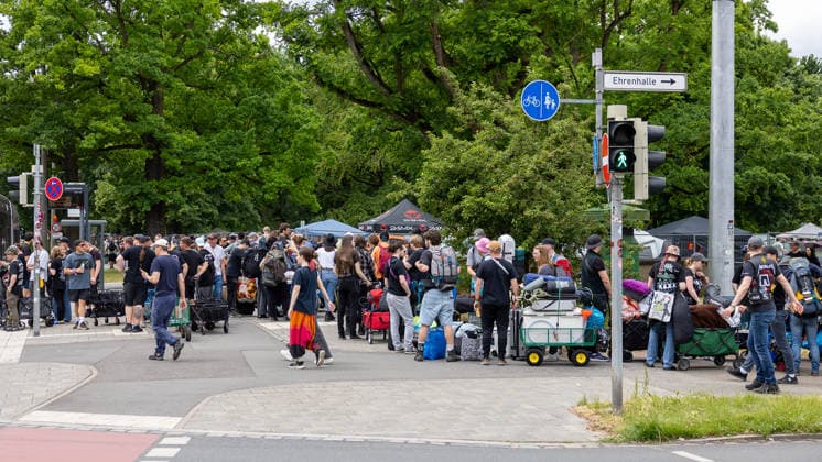 Rock im Park 2026 - Anreisetag, Nürnberg, 04.06.2026 Festivalbesucher warten mit Bollerwagen und Gepäck auf den Einlass zum Campingplatz. Die lange Warteschlange bildet sich geordnet auf dem Gehweg. Nürnberg Bayern Deutschland *** Rock im Park 2026 Arrival day, Nuremberg, 04 06 2026 Festival visitors wait with handcarts and luggage for admission to the campsite The long queue forms in an orderly fashion on the sidewalk Nuremberg Bavaria Germany 20260604-286A7649-M4000