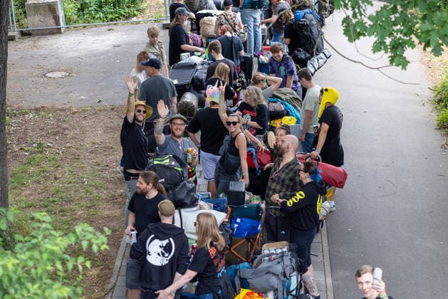Rock im Park 2026 - Anreisetag, Nürnberg, 04.06.2026 Festivalbesucher mit Gepäck, Rucksäcken und Campingausrüstung warten in langen Reihen auf den Einlass zum Campingplatz. Mehrere Personen winken in die Kamera. Nürnberg Bayern Deutschland *** Rock im Park 2026 Arrival day, Nuremberg, 04 06 2026 Festival visitors with luggage, backpacks and camping equipment wait in long lines for admission to the campsite Several people wave into the camera Nuremberg Bavaria Germany 20260604-286A7661-M4000