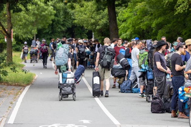 Rock im Park 2026 - Anreisetag, Nürnberg, 04.06.2026 Besucher mit Rucksäcken, Trolleys und beladenen Bollerwagen warten in langen Reihen auf den Einlass zum Campingplatz. Die Anreisestimmung ist entspannt und friedlich. Nürnberg Bayern Deutschland *** Rock im Park 2026 Arrival day, Nuremberg, 04 06 2026 Visitors with backpacks, trolleys and loaded handcarts wait in long lines for admission to the campsite The arrival atmosphere is relaxed and peaceful Nuremberg Bavaria Germany 20260604-286A7677-M4000