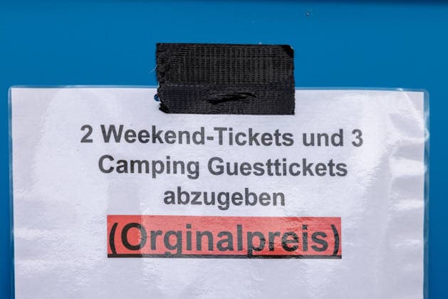 Rock im Park 2026 - Anreisetag, Nürnberg, 04.06.2026 Handgeschriebenes Schild mit Angebot zum Verkauf von 2 Weekend-Tickets und 3 Camping Guesttickets zum Originalpreis. Privater Ticketverkauf vor dem Festival. Nürnberg Bayern Deutschland *** Rock im Park 2026 Arrival day, Nuremberg, 04 06 2026 Handwritten sign with offer to sell 2 Weekend Tickets and 3 Camping Guest Tickets at the original price Private ticket sale before the festival Nuremberg Bavaria Germany 20260604-286A7705-M4000