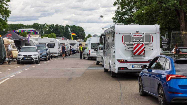 Rock im Park 2026 - Anreisetag, Nürnberg, 04.06.2026 Wohnmobile und Pkw auf dem Campinggelände des Musikfestivals. Im Vordergrund ein Dethleffs Globebus GT, im Hintergrund Zelte und Standflächen der Aussteller. Nürnberg Bayern Deutschland *** Rock im Park 2026 Arrival day, Nuremberg, 04 06 2026 Motorhomes and cars on the camping site of the music festival In the foreground a Dethleffs Globebus GT, in the background tents and stand areas of the exhibitors Nuremberg Bavaria Germany 20260604-286A7711-M4000
