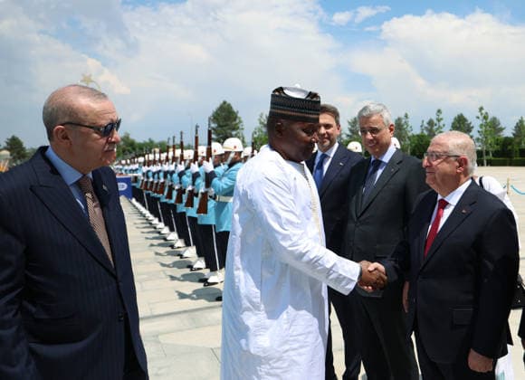 Turkish President Erdogan welcomes Nigerien President Tchiani in Ankara ANKARA, TURKIYE - JUNE 04: (----EDITORIAL USE ONLY - MANDATORY CREDIT - TURKISH PRESIDENCY MURAT CETINMUHURDAR HANDOUT - NO MARKETING NO ADVERTISING CAMPAIGNS - DISTRIBUTED AS A SERVICE TO CLIENTS----) Nigerien President Abdourahamane Tchiani shakes hands with Turkish National Defense Minister Yasar Guler (R) during an official welcome ceremony hosted by Turkish President Recep Tayyip Erdogan (L) at the Presidential Complex in Ankara, Turkiye on June 04, 2026. Turkish Energy and Natural Resources Minister Alparslan Bayraktar (3rd R) and Turkish Health Minister Kemal Memisoglu (2nd R) also attending the official welcoming ceremony. Turkish Presidency Murat Cetinmu  Copyright: x2026xAnadoluxTurkishxPresidency xMuratxCetinmuhurdarx xHandoutx
