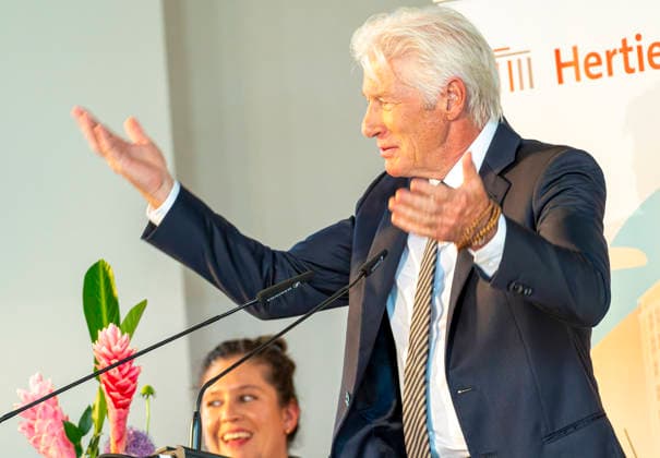 Richard Gere EUR, Deutschland, Berlin, 04.06.2026: Keynote von Richard Gere besucht eine Initiative zur Migrations Debatte der Hertie School und der Gere Foundation . Ziel ist es, die Art und Weise zu bekämpfen, wie Migration wahrgenommen wird in der politischen Debatte und dessen Auswirkung auf Recht und Governance in Europa und Afrika. *** Richard Gere EUR, Germany, Berlin, 04 06 2026 Keynote by Richard Gere visits an initiative on the migration debate of the Hertie School and the Gere Foundation The aim is to tackle the way migration is perceived in the political debate and its impact on law and governance in Europe and Africa