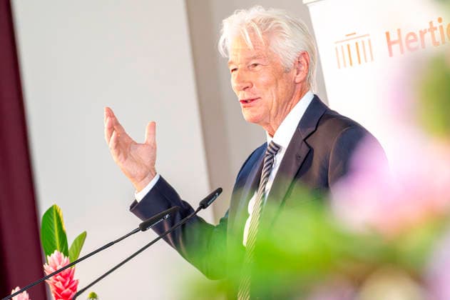 Richard Gere EUR, Deutschland, Berlin, 04.06.2026: Keynote von Richard Gere besucht eine Initiative zur Migrations Debatte der Hertie School und der Gere Foundation . Ziel ist es, die Art und Weise zu bekämpfen, wie Migration wahrgenommen wird in der politischen Debatte und dessen Auswirkung auf Recht und Governance in Europa und Afrika. *** Richard Gere EUR, Germany, Berlin, 04 06 2026 Keynote by Richard Gere visits an initiative on the migration debate of the Hertie School and the Gere Foundation The aim is to tackle the way migration is perceived in the political debate and its impact on law and governance in Europe and Africa