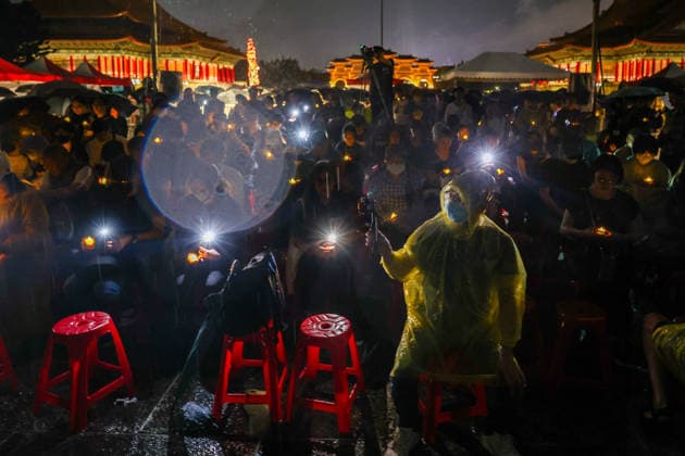 Taiwan holds commemoration for 37th anniversary of China s Tiananmen Square Massacre TAIPEI, TAIWAN - JUNE 4: People with e-candles and smartphone touches observe a moment of silence at a commemoration for the 37th anniversary of China s Tiananmen Square Massacre, at Liberty Square in Taipei, Taiwan, on June 4, 2026. The commemoration pays tribute to civilians including student activists who were killed by the Chinese Communist Party-led government during the Tiananmen Square Massacre in Beijing on June 4, 1989. Taiwan is the last Chinese-speaking society in East Asia where such a commemoration is allowed, following the introduction of Beijing-imposed national security laws in Hong Kong and Macau. Daniel Ceng Anadolu Taipei Taiwan. Edi  Copyright: x2026xAnadoluxDanielxCengx