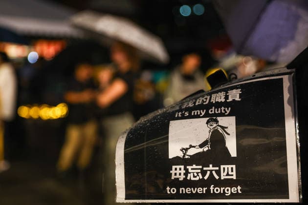 Taiwan holds commemoration for 37th anniversary of China s Tiananmen Square Massacre TAIPEI, TAIWAN - JUNE 4: A man carrying a placard which reads It s my duty to never forget , at a commemoration for the 37th anniversary of China s Tiananmen Square Massacre, at Liberty Square in Taipei, Taiwan, on June 4, 2026. The commemoration pays tribute to civilians including student activists who were killed by the Chinese Communist Party-led government during the Tiananmen Square Massacre in Beijing on June 4, 1989. Taiwan is the last Chinese-speaking society in East Asia where such a commemoration is allowed, following the introduction of Beijing-imposed national security laws in Hong Kong and Macau. Daniel Ceng Anadolu Taipei Taiwan. Editoria  Copyright: x2026xAnadoluxDanielxCengx