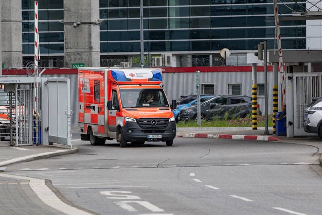 Lufthansa-Maschine sackt zu Boden: Mehrere Verletzte am Flughafen Frankfurt Am 04.06.2026 klappte um 12:45 Uhr auf einer Parkposition am Terminal 1 des Frankfurter Flughafens das Bugfahrwerk einer Boeing 787-9 Dreamliner der Lufthansa ein die Maschine sackte auf den Boden. Das Flugzeug war als Flug LH450 nach Los Angeles eingeplant. Zum Zeitpunkt des Vorfalls befanden sich Crew- und Bodenmitarbeitende an Bord; Passagiere waren noch nicht eingestiegen. Mehrere Mitarbeitende wurden verletzt und medizinisch versorgt. Lufthansa richtete einen Krisenstab ein; Techniker, Hilfskräfte und die Feuerwehr waren vor Ort. Frankfurt am Main Flughafen Hessen Deutschland *** Lufthansa aircraft crashes to the ground Several people injured at Frankfurt