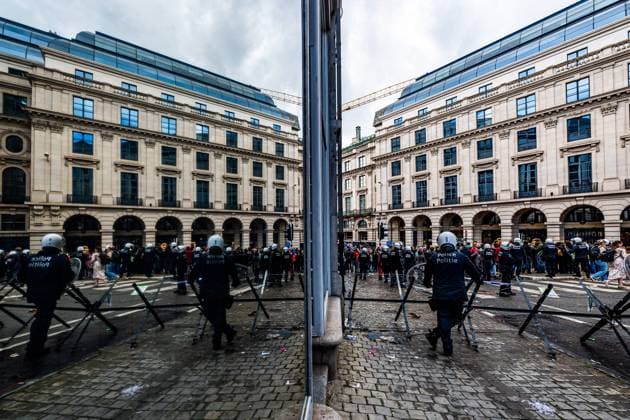 This image shows police in front of protesters during a protest gathering of teachers in front of the Federation Wallonia-Brussels parliament (Federation Wallonie-Bruxelles - Federatie Wallonie-Brussel), in Brussels, on Thursday 04 June 2026. The vote of the programme decree for education, which includes numerous austerity measures, is expected today by the government majority while protests of teachers are strong.  EMILExWINDAL 175953910