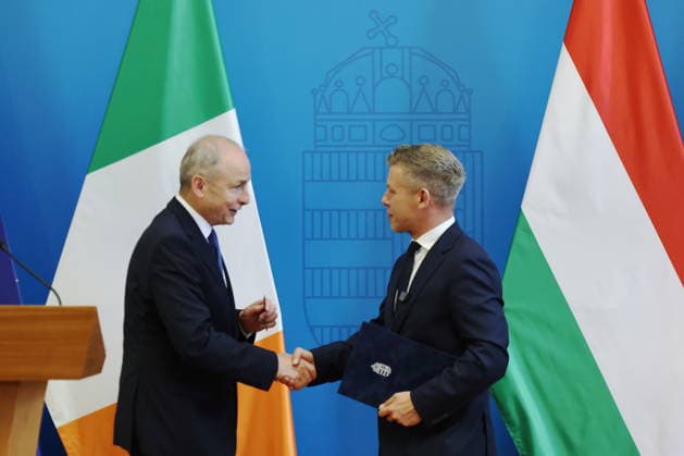 (260604) -- BUDAPEST, June 4, 2026 -- Hungarian Prime Minister Peter Magyar (R) shakes hands with visiting Taoiseach of Ireland Micheal Martin at a joint press conference following their meeting in Budapest, Hungary, on June 4, 2026. (Photo by Xinhua) HUNGARY-BUDAPEST-HUNGARIAN PM-IRELAND-TAOISEACH-MEETING AttilaxVolgyi 