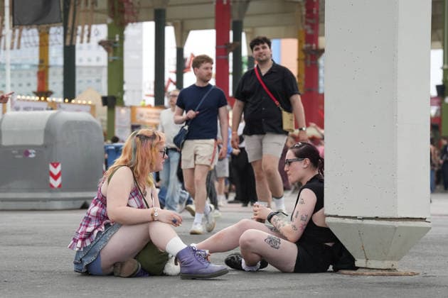 First day of Primavera Sound Barcelona 2026 Dozens of people during the first day of Primavera Sound Barcelona 2026, on June 4, 2026, in Barcelona, Catalonia Spain Primavera Sound Barcelona 2026 takes place between June 4 and 6 with an expected 70 000 attendees per day with a high number of international audience The line-up includes about 150 artists with headliners such as Doja Cat, Massive Attack and Bad Gyal Thursday 4 The Cure, Addison Rae and Skrillex Friday 5 and The xx, Gorillaz and My Bloody Valentine Saturday 6 04 JUNE 2026 MUSIC PRIMAVERA SOUND ARTISTS MUSIC CATALONIA BARCELONA PUBLIC FESTIVAL Barcelona Catalunya Catalunya Catalunya Spain  Copyright: xDavidxZorrakinox 7571255