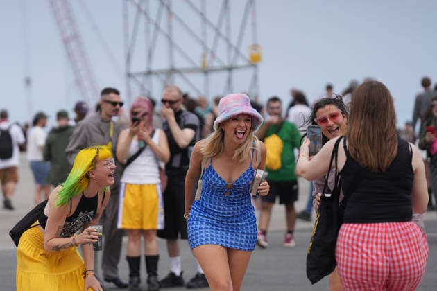 First day of Primavera Sound Barcelona 2026 Dozens of people during the first day of Primavera Sound Barcelona 2026, on June 4, 2026, in Barcelona, Catalonia Spain Primavera Sound Barcelona 2026 takes place between June 4 and 6 with an expected 70 000 attendees per day with a high number of international audience The line-up includes about 150 artists with headliners such as Doja Cat, Massive Attack and Bad Gyal Thursday 4 The Cure, Addison Rae and Skrillex Friday 5 and The xx, Gorillaz and My Bloody Valentine Saturday 6 04 JUNE 2026 MUSIC PRIMAVERA SOUND ARTISTS MUSIC CATALONIA BARCELONA PUBLIC FESTIVAL Barcelona Catalunya Catalunya Catalunya Spain  Copyright: xDavidxZorrakinox 7571260