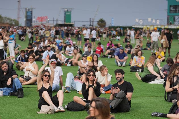 First day of Primavera Sound Barcelona 2026 Dozens of people during the first day of Primavera Sound Barcelona 2026, on June 4, 2026, in Barcelona, Catalonia Spain Primavera Sound Barcelona 2026 takes place between June 4 and 6 with an expected 70 000 attendees per day with a high number of international audience The line-up includes about 150 artists with headliners such as Doja Cat, Massive Attack and Bad Gyal Thursday 4 The Cure, Addison Rae and Skrillex Friday 5 and The xx, Gorillaz and My Bloody Valentine Saturday 6 04 JUNE 2026 MUSIC PRIMAVERA SOUND ARTISTS MUSIC CATALONIA BARCELONA PUBLIC FESTIVAL Barcelona Catalunya Catalunya Catalunya Spain  Copyright: xDavidxZorrakinox 7571281