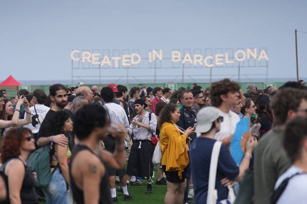First day of Primavera Sound Barcelona 2026 Dozens of people during the first day of Primavera Sound Barcelona 2026, on June 4, 2026, in Barcelona, Catalonia Spain Primavera Sound Barcelona 2026 takes place between June 4 and 6 with an expected 70 000 attendees per day with a high number of international audience The line-up includes about 150 artists with headliners such as Doja Cat, Massive Attack and Bad Gyal Thursday 4 The Cure, Addison Rae and Skrillex Friday 5 and The xx, Gorillaz and My Bloody Valentine Saturday 6 04 JUNE 2026 MUSIC PRIMAVERA SOUND ARTISTS MUSIC CATALONIA BARCELONA PUBLIC FESTIVAL Barcelona Catalunya Catalunya Catalunya Spain  Copyright: xDavidxZorrakinox 7571283