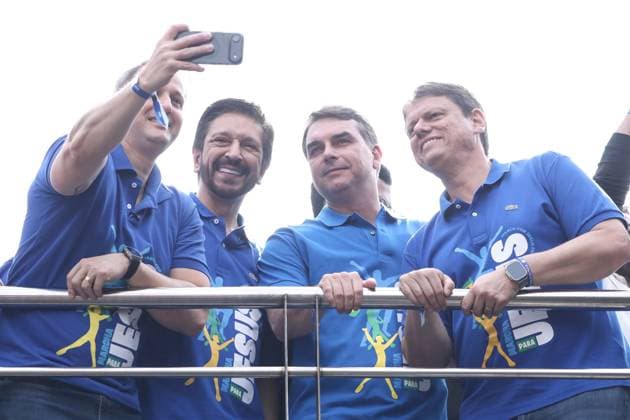34th March for Jesus in Sao Paulo Pre-candidate for governor of Sao Paulo, Guilherme Derrite, Senator and pre-candidate for president of the Republic of Brazil, Flavio Bolsonaro, the mayor of Sao Paulo, Ricardo Nunes, and the governor of Sao Paulo, Tarcisio de Freitas, during the 34th March for Jesus, in the northern zone of Sao Paulo, this Thursday, June 4, 2026. SAO PAULO SAO PAULO BRAZIL Copyright: xMarinaxUezimax