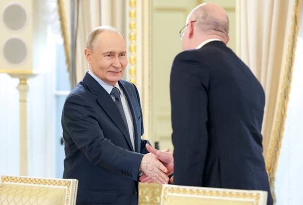 Russia Putin International News Agencies Heads 9181783 04.06.2026 Russian President Vladimir Putin shakes hands with TASS Director General Andrey Kondrashov during a meeting with heads of international news agencies as part of the St. Petersburg International Economic Forum (SPIEF) at the Constantine Palace in Strelna in the suburb of St. Petersburg, Russia. Valeriy Sharifulin Sputnik St. Petersburg Russia  Copyright: xValeriyxSharifulinx