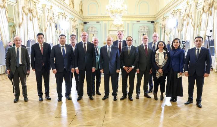 Russia Putin International News Agencies Heads 9181883 04.06.2026 Russian President Vladimir Putin poses for a family photo with heads of international news agencies following a meeting as part of the St. Petersburg International Economic Forum (SPIEF) at the Constantine Palace in Strelna in the suburb of St. Petersburg, Russia. Valeriy Sharifulin Sputnik St. Petersburg Russia  Copyright: xValeriyxSharifulinx