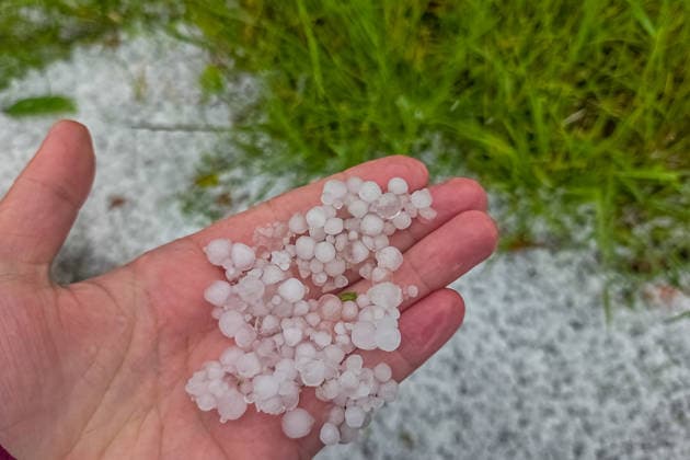 Unwetter ziehen über Deutschland Am 04.06.2026 zogen mehrere Gewitter und Unwetter über weite Teile Deutschlands. Einer der Schwerpunkte lag in Nordrhein-Westfalen. Starke Windscherungen sorgten für mehrere Tornadoverdachtsfälle. Die Unwetter wurden von Starkregen, Sturmböen und Hagel begleitet. Ein Downburst (starke Fallböe) traf die Region Ense, Soest und Möhnesee in der Zeit von 17:00 Uhr bis 17:45 Uhr. Soest Hattrop Nordrhein-Westfalen Deutschland *** Thunderstorms move across Germany On 4 June 2026, several thunderstorms and storms moved across large parts of Germany One of the focal points was in North Rhine-Westphalia Strong wind shear caused several suspected tornadoes The thunderstorms were accompanied by heavy rain, squalls