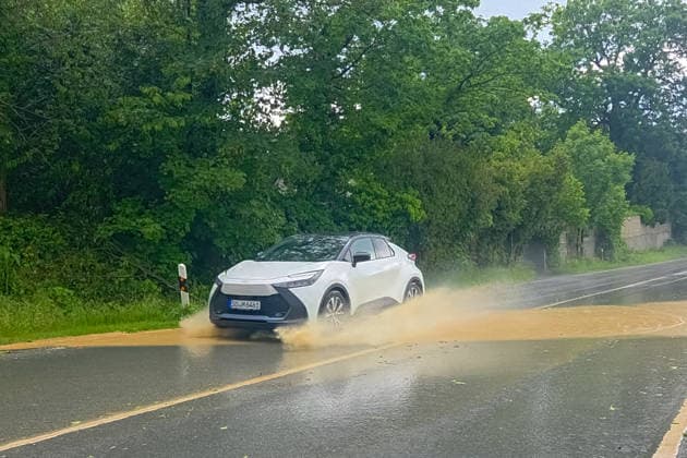 RECORD DATE NOT STATED Unwetter ziehen über Deutschland Am 04.06.2026 zogen mehrere Gewitter und Unwetter über weite Teile Deutschlands. Einer der Schwerpunkte lag in Nordrhein-Westfalen. Starke Windscherungen sorgten für mehrere Tornadoverdachtsfälle. Die Unwetter wurden von Starkregen, Sturmböen und Hagel begleitet. Ein Downburst (starke Fallböe) traf die Region Ense, Soest und Möhnesee in der Zeit von 17:00 Uhr bis 17:45 Uhr. Soest Hattrop Nordrhein-Westfalen Deutschland *** Thunderstorms move across Germany On 4 June 2026, several thunderstorms and storms moved across large parts of Germany One of the focal points was in North Rhine-Westphalia Strong wind shear caused several suspected tornadoes The thunderstorms were accompanied by heavy rain, squalls