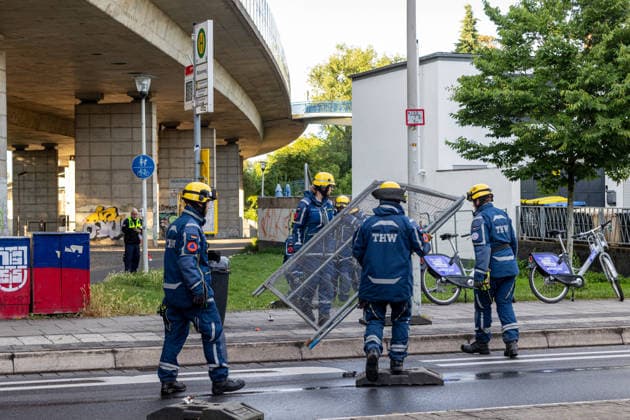 Bonn, THW-Kräfte errichten Bauzäune und sperren die Römerstraße unterhalb der Nordbrücke. Bonn, 04.06.2026: Einsatzkräfte des Technischen Hilfswerks (THW) errichten Bauzäune und sperren die Römerstraße im Bereich unterhalb der Nordbrücke für Fußgänger, Autos und Busse. Die Sperrung besteht seit etwa 19:30 Uhr und steht im Zusammenhang mit der Einsturzgefahr der Bonner Nordbrücke (Friedrich-Ebert-Brücke). Die Autobahnbrücke der A565 wurde bereits am 3. Juni 2026 nach der Feststellung struktureller Schäden am Tragwerk vollständig für den Verkehr gesperrt. Die aktuellen Maßnahmen dienen der Sicherung des Bereichs unterhalb des Bauwerks. Bonn castell Nordrhein-Westfalen Deutschland *** Bonn, THW forces erect construction fen