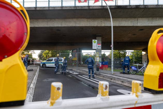Bonn, THW-Kräfte errichten Bauzäune und sperren die Römerstraße unterhalb der Nordbrücke. Bonn, 04.06.2026: Einsatzkräfte des Technischen Hilfswerks (THW) errichten Bauzäune und sperren die Römerstraße im Bereich unterhalb der Nordbrücke für Fußgänger, Autos und Busse. Die Sperrung besteht seit etwa 19:30 Uhr und steht im Zusammenhang mit der Einsturzgefahr der Bonner Nordbrücke (Friedrich-Ebert-Brücke). Die Autobahnbrücke der A565 wurde bereits am 3. Juni 2026 nach der Feststellung struktureller Schäden am Tragwerk vollständig für den Verkehr gesperrt. Die aktuellen Maßnahmen dienen der Sicherung des Bereichs unterhalb des Bauwerks. Bonn castell Nordrhein-Westfalen Deutschland *** Bonn, THW forces erect construction fen