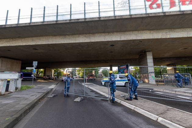 Bonn, THW-Kräfte errichten Bauzäune und sperren die Römerstraße unterhalb der Nordbrücke. Bonn, 04.06.2026: Einsatzkräfte des Technischen Hilfswerks (THW) errichten Bauzäune und sperren die Römerstraße im Bereich unterhalb der Nordbrücke für Fußgänger, Autos und Busse. Die Sperrung besteht seit etwa 19:30 Uhr und steht im Zusammenhang mit der Einsturzgefahr der Bonner Nordbrücke (Friedrich-Ebert-Brücke). Die Autobahnbrücke der A565 wurde bereits am 3. Juni 2026 nach der Feststellung struktureller Schäden am Tragwerk vollständig für den Verkehr gesperrt. Die aktuellen Maßnahmen dienen der Sicherung des Bereichs unterhalb des Bauwerks. Bonn castell Nordrhein-Westfalen Deutschland *** Bonn, THW forces erect construction fen