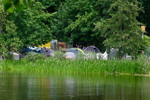Festivalbesucher von RIP 2026 campen in Zelten am Vorabend des Festivals. Die Vorbereitungen für das Festival Rock im Park (RiP) 2026 am Nürnberger Zeppelinfeld laufen auf Hochtouren. Das Festival mit Kultstatus findet seit 1993 als Parallelveranstaltung zum Event Rock am Ring statt. Nürnberg, 04.06.2026 Bayern Deutschland *** Festival visitors to RIP 2026 camp out in tents on the eve of the festival Preparations for the Rock im Park RiP 2026 festival at Nurembergs Zeppelinfeld are in full swing The festival with cult status has been taking place since 1993 as a parallel event to Rock am Ring Nuremberg, 04 06 2026 Bavaria Germany Copyright: xDwixAnoraganingrumx