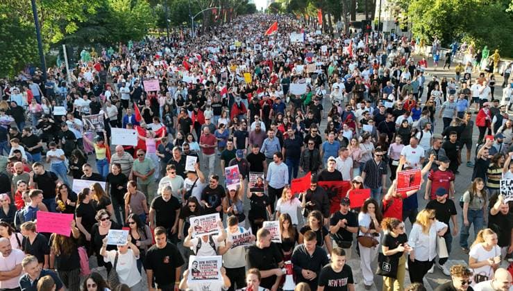 Protests against tourism project continue in Albania TIRANA, ALBANIA - JUNE 4: An aerial view of thousands of demonstrators carrying banners and placards gather on the Boulevard of the Martyrs of the Nation to protest the planned sale of a beach in the Zvernec area of Vlora as part of a tourism development project, in Tirana, Albania on June 4, 2026. Olsi Shehu Anadolu Tirana Albania. Editorial use only. Please get in touch for any other usage.  Copyright: x2026xAnadoluxOlsixShehux