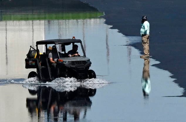 Trump s remodeled Lincoln Memorial Reflecting Pool fills with water The reflecting pool is refilled after being repainted at the directive of President Donald Trump ahead of America 250 on June 4, 2026 in Washington, DC.. Photo by Olivier Douliery ABACAPRESS.COM Washington DC United States  Copyright: xDoulieryxOlivier ABACAx