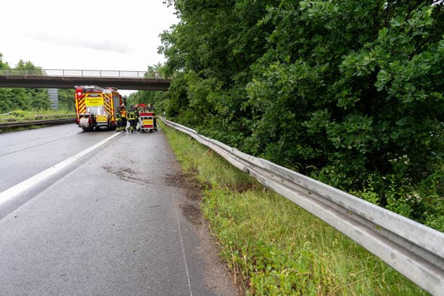 Cupra überschlägt sich auf B45 Fahrer schwer verletzt Am 04.06.2026 ereignete sich gegen 18:10 Uhr ein Alleinunfall auf der B45 zwischen Rodgau Nieder-Roden und Rodgau Jügesheim in Fahrtrichtung Hanau. Ein weißer Cupra Formentor geriet in die Leitschutzplanke und überschlug sich mindestens einmal. Der Fahrzeugführer wurde schwer verletzt und vom Rettungsdienst in eine Klinik transportiert. Die B45 war in Fahrtrichtung Hanau zeitweise voll gesperrt und wurde gegen 19:20 Uhr wieder freigegeben. Die Unfallursache ist Gegenstand polizeilicher Ermittlungen. Rodgau B45 Hessen Deutschland *** Cupra overturns on B45 Driver seriously injured On 04 06 2026 at around 18 10 hrs, a single-vehicle accident occurred on the B45 between Rodgau Nie