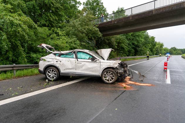 Cupra überschlägt sich auf B45 Fahrer schwer verletzt Am 04.06.2026 ereignete sich gegen 18:10 Uhr ein Alleinunfall auf der B45 zwischen Rodgau Nieder-Roden und Rodgau Jügesheim in Fahrtrichtung Hanau. Ein weißer Cupra Formentor geriet in die Leitschutzplanke und überschlug sich mindestens einmal. Der Fahrzeugführer wurde schwer verletzt und vom Rettungsdienst in eine Klinik transportiert. Die B45 war in Fahrtrichtung Hanau zeitweise voll gesperrt und wurde gegen 19:20 Uhr wieder freigegeben. Die Unfallursache ist Gegenstand polizeilicher Ermittlungen. Rodgau B45 Hessen Deutschland *** Cupra overturns on B45 Driver seriously injured On 04 06 2026 at around 18 10 hrs, a single-vehicle accident occurred on the B45 between Rodgau Nie