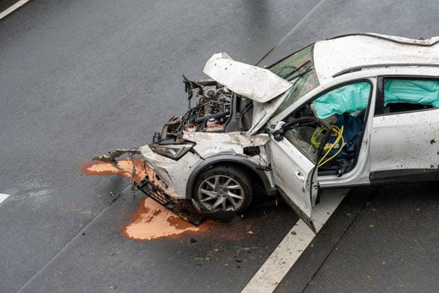 Cupra überschlägt sich auf B45 Fahrer schwer verletzt Am 04.06.2026 ereignete sich gegen 18:10 Uhr ein Alleinunfall auf der B45 zwischen Rodgau Nieder-Roden und Rodgau Jügesheim in Fahrtrichtung Hanau. Ein weißer Cupra Formentor geriet in die Leitschutzplanke und überschlug sich mindestens einmal. Der Fahrzeugführer wurde schwer verletzt und vom Rettungsdienst in eine Klinik transportiert. Die B45 war in Fahrtrichtung Hanau zeitweise voll gesperrt und wurde gegen 19:20 Uhr wieder freigegeben. Die Unfallursache ist Gegenstand polizeilicher Ermittlungen. Rodgau B45 Hessen Deutschland *** Cupra overturns on B45 Driver seriously injured On 04 06 2026 at around 18 10 hrs, a single-vehicle accident occurred on the B45 between Rodgau Nie