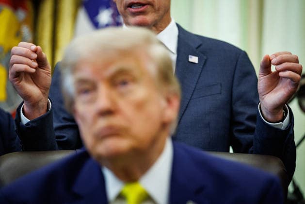 DC: President Trump Announces $700 million Beautiful, Clean Coal Investment Secretary of Energy Chris Wright (center) speaks behind U.S. President Donald Trump during a Beautiful, Clean Coal event in the Oval Office at the White House on June 4, 2026 in Washington, D.C. Trump is announcing a plan to invest $700 million for coal plants and energy infrastructure using the Defense Production Act. (Photo by Samuel Corum Pool ABACAPRESS.COM) Washington DC United States  Copyright: xPool ABACAx