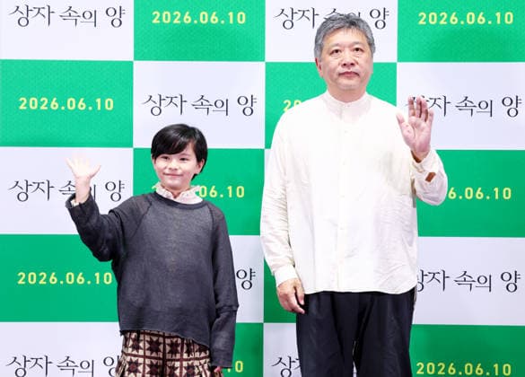 Japanese filmmaker Koreeda at press conference Japanese filmmaker Koreeda at press conference Japanese filmmaker Hirokazu Koreeda (R), alongside actor Rimu Kuwaki, poses for a photo during a press conference in Seoul on June 4, 2026, to promote his film Sheep in the Box. (Yonhap) 2026-06-04 21:53:52 < 1980-2026 YONHAPNEWS AGENCY. .> ¼­¿ïÆ¯º°½Ã EDITORIAL USE ONLY  Copyright: xx PYH2026060426900032000 YonhapxNewsx yonphotos252995