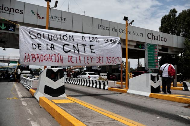 June 4, 2026, Mexico City, Cdmx, Mexico: As part of a day of blockades and demonstrations by the CNTE, they took over the Chalco tollbooth, which connects to the volcanic region and the state of Morelos, near Cuernavaca, close to the exit towards Puebla. During their peaceful protest, they allowed private and cargo vehicles to pass through without paying the toll, aiming to pressure the government of Claudia Sheinbaum to repeal the ISSSTE law, which has generated discontent and insecurity regarding the retirement of education workers. This law was modified by former President Enrique PeoÂ±a Nieto. The CNTE teachers union has requested a meeting with the president, but she has rejected their request. Because of this refusal, the teachers h - ZUMAp204 20260604_zip_p204_038 Copyright: xJosuexPerezx