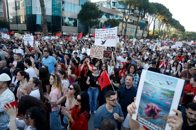 Proteste in front of the Albanian PM Office in Tirana, Albania. Protesters hold signs and Albanian national flags as they take part in a demonstration in front of the prime minister s office in Tirana on June 4, 2026, opposing the construction of a luxury resort near a protected natural area near the city of Vlore. Several thousand citizens demonstrated in Tirana for the fifth consecutive night to demand transparency on a luxury tourism complex project in the protected area of Narta Lagoon in the city of Vlore linked to US President Donald Trump s son-in-law Jared Kushner and his wife, Ivanka Trump. The project was planned for two areas along the Adriatic coast, the protected delta area of Vjosa-Narta and the nearby uninhabited island of Sa Copyright: xLightxStudioxAgencyx xMaltonxDibrax