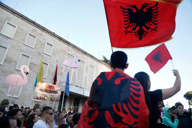 Proteste in front of the Albanian PM Office in Tirana, Albania. Protesters hold signs and Albanian national flags as they take part in a demonstration in front of the prime minister s office in Tirana on June 4, 2026, opposing the construction of a luxury resort near a protected natural area near the city of Vlore. Several thousand citizens demonstrated in Tirana for the fifth consecutive night to demand transparency on a luxury tourism complex project in the protected area of Narta Lagoon in the city of Vlore linked to US President Donald Trump s son-in-law Jared Kushner and his wife, Ivanka Trump. The project was planned for two areas along the Adriatic coast, the protected delta area of Vjosa-Narta and the nearby uninhabited island of Sa Copyright: xLightxStudioxAgencyx xMaltonxDibrax