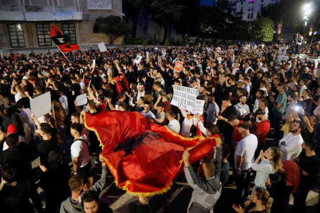 Proteste in front of the Albanian PM Office in Tirana, Albania. Protesters hold signs and Albanian national flags as they take part in a demonstration in front of the prime minister s office in Tirana on June 4, 2026, opposing the construction of a luxury resort near a protected natural area near the city of Vlore. Several thousand citizens demonstrated in Tirana for the fifth consecutive night to demand transparency on a luxury tourism complex project in the protected area of Narta Lagoon in the city of Vlore linked to US President Donald Trump s son-in-law Jared Kushner and his wife, Ivanka Trump. The project was planned for two areas along the Adriatic coast, the protected delta area of Vjosa-Narta and the nearby uninhabited island of Sa Copyright: xLightxStudioxAgencyx xMaltonxDibrax