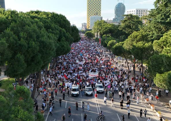 Proteste in front of the Albanian PM Office in Tirana, Albania. An aerial view shows protesters holding signs and Albanian national flags as they take part in a demonstration in front of the prime minister s office in Tirana on June 4, 2026, opposing the construction of a luxury resort near a protected natural area near the city of Vlore. Several thousand citizens demonstrated in Tirana for the fifth consecutive night to demand transparency on a luxury tourism complex project in the protected area of Narta Lagoon in the city of Vlore linked to US President Donald Trump s son-in-law Jared Kushner and his wife, Ivanka Trump. The project was planned for two areas along the Adriatic coast, the protected delta area of Vjosa-Narta and the nearby Copyright: xLightxStudioxAgencyx xStringerx