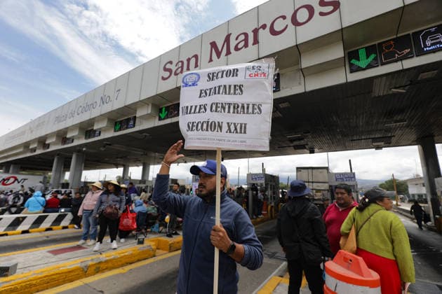 CNTE Teachers Allow Motorists To Pass Freely At Toll Booths Teachers belonging to the National Coordinator of Education Workers (CNTE) are allowing motorists to pass freely at the San Marcos toll booths in Chalco, as part of the protests that began last Monday demanding the repeal of the Law of the Institute of Security and Social Services for State Workers (ISSSTE). on June 4, 2026 in Chalco, Mexico. (Photo by Ian Robles Eyepix Group) Copyright: xIanxRobles xEyepixxGroupx EL_04062026_185787JPEG