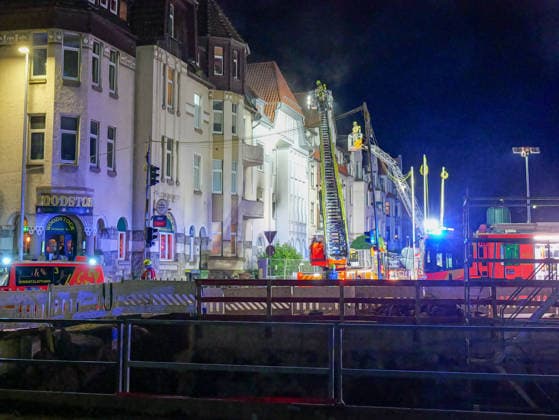 Wohnungsbrand in Hannover-Döhren Eine Wohnung stand in Hannover in Vollbrand. Feuerwehr rettete mehrere Personen mit zwei Drehleitern aus dem Gebäude. *** Apartment fire in Hanover Döhren An apartment was on fire in Hanover Fire brigade rescued several people from the building using two turntable ladders Copyright: xBerndxGüntherx